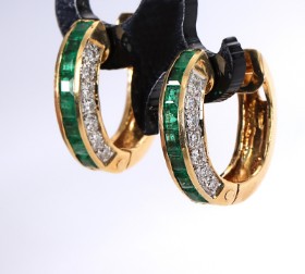 A pair of 18 kt emerald and diamond hoop earrings. gold and white gold, a total of approx. 0.56 ct. (2)