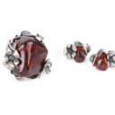 Svend Valdemar Nielsen: An amber ring and a pair of ear studs of sterling silver. Size 52. (3)