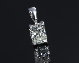 Modern diamond solitaire pendant of 18 kt. white gold with cushion-cut brilliant of approx. 0.84 ct