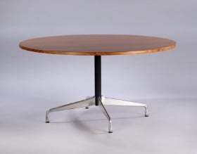 Charles Eames. Rundt spisebord / 'Segmented Table' i HPL 'High Presure Laminate' valnød. Ø 140 cm