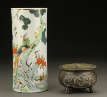 Kinesisk hatstand af porcelæn samt røgelseskar af bronze, 1900-tallet (2)