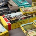 Flyttekasse med Faller huse samt tilbehør til modeljernbane