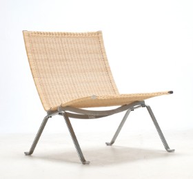 Poul Kjærholm for Fritz Hansen: PK 22, chair with frame of matt chrome-plated steel, wicker of peddig pipe.