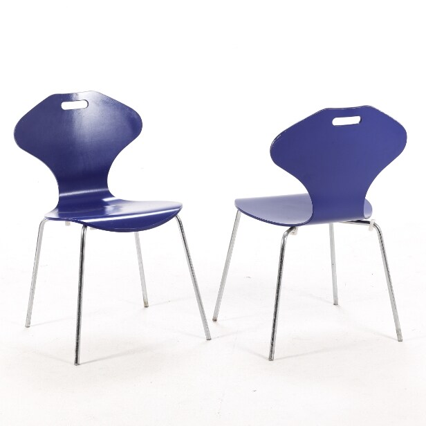 A pair of shell chairs with blue lacquered seats (2) | Lauritz.com