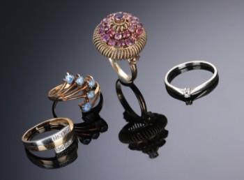 Bernhard Hertz m. fl. En samling vintage ringe prydet med sten af 14 og 18 kt. guld og hvidguld (4)
