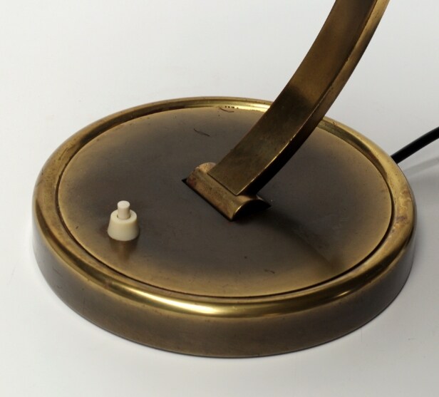 Christian Dell. Kaiser bordlampe af patineret messing, model 6751