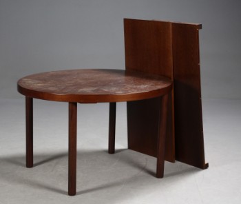 Dansk møbelproducent. Cirklulært spisebord, egetræ