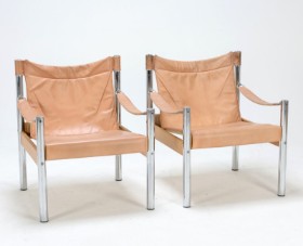 Johanson Design: A pair of chromed steel and leather safari chairs, 1970s (2)