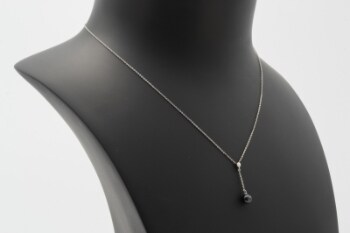 Halskæde med integrreret vedhæng med cubic zirkonia og ferskvands kulturperle, 8 kt. hvidguld