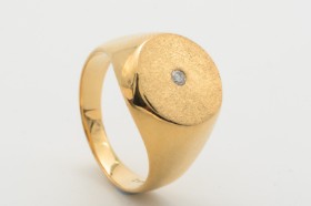 Signet ring with diamond of approx. 0.03 ct. 14 kt. gold, size 58