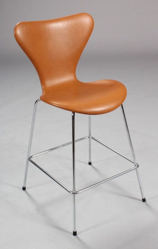 Arne Jacobsen. 7'er barstol, model 3187, nybetrukket