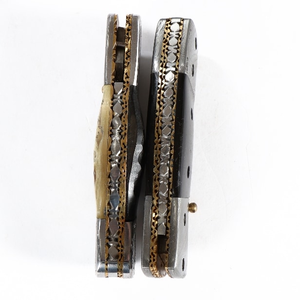 Two folding knives with Damascus steel blades and horn handles. (2)