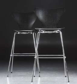 Arne Jacobsen. Par 'Syver' barstole, sorte (2)