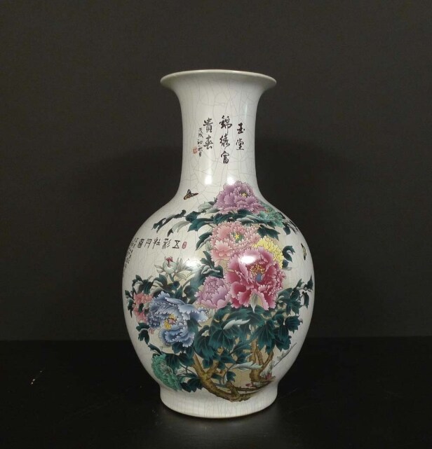 Golvvas med dekor av blommor samt kalligrafi, Kina sent 1900-tal