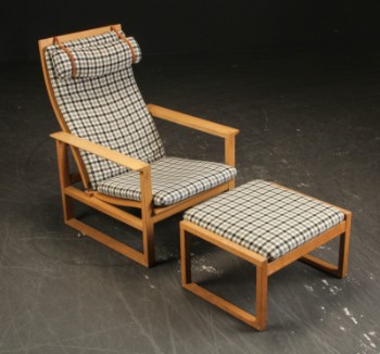 Børge Mogensen for Fredericia Stolefabrik. Model 2248 / 2254 / Slædestolen. Højrygget lænestol med skammel af eg (2)