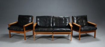Illum Wikkelsø. Par lænestole samt to-pers sofa, egetræ, sort læder (3)