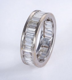 Eternity- diamantring af 18 kt. hvidguld, i alt ca. 1.90 ct.