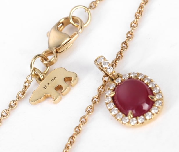 Hartmanns. Greenlandic ruby ??and diamond rosette pendant and necklace in 18 kt. gold (2)�