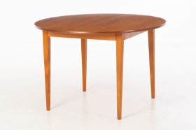 Dansk møbeldesign. Cirkulært spisebord af teak, 1960-70'erne (2)