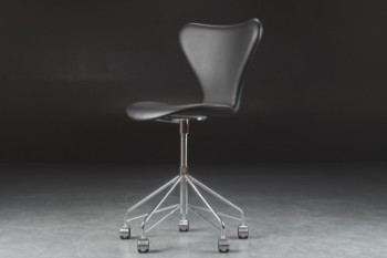 Arne Jacobsen. Kontorstol model 3117, sort læder