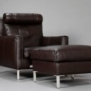 Jens Juul Eilersen. Lænestol med skammel, mørkebrunt læder, model 'Streamline High Back' (2)