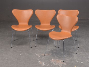 Arne Jacobsen. Sæt på fire stole model 3107, cognac (4)