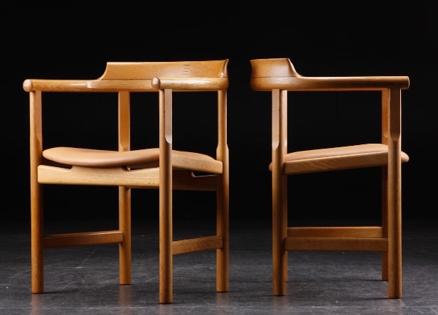 Hans J. Wegner. Stole af eg, model PP-62. (2)