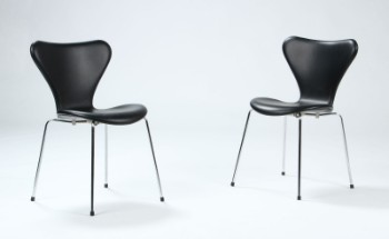 Arne Jacobsen. Par stole i sort læder, model 3107, nybetrukket. høj model. (2)