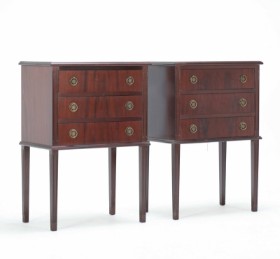 A pair of small mahogany chests of drawers (2)