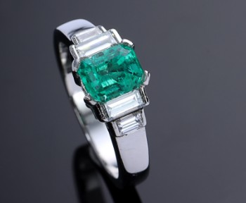 Smaragd- og diamantring af platin, i alt ca. 1.40 ct. London 2009