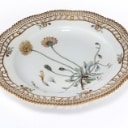 Royal Copenhagen. 'Flora Danica' tallerken af porcelæn, Juliane Marie-mærket