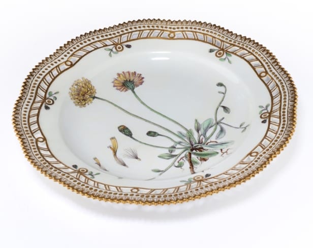 Royal Copenhagen. 'Flora Danica' tallerken af porcelæn, Juliane Marie-mærket