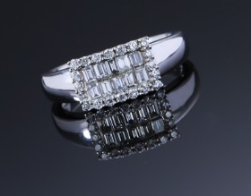 Diamond ring of 18 kt. white gold, total approx. 0.60 ct