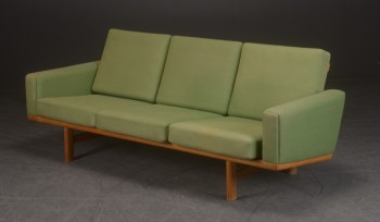 Hans J. Wegner. Tre-pers. sofa, model GE236/3