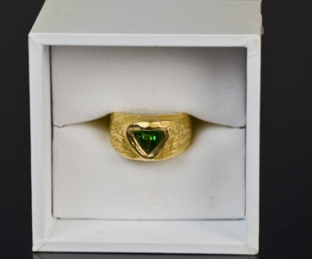 Designerring med en Paraiba-turmalin, ca. 1.40 ct., udført af 18 kt. guld, med et certifikat og smykkepas