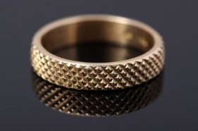 Janni Krogh: A 'Grip Small' ring of 18k gold. Ring size 59.