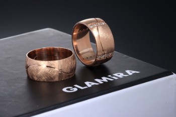 Glamira. Et sæt forlovelsesringe af 14 kt. rødguld med diamanter (2)