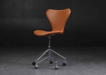 Arne Jacobsen. Kontorstol model 3117, cognacfarvet læder