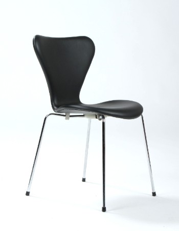 Arne Jacobsens 7´er stol model 3107 sort læder.