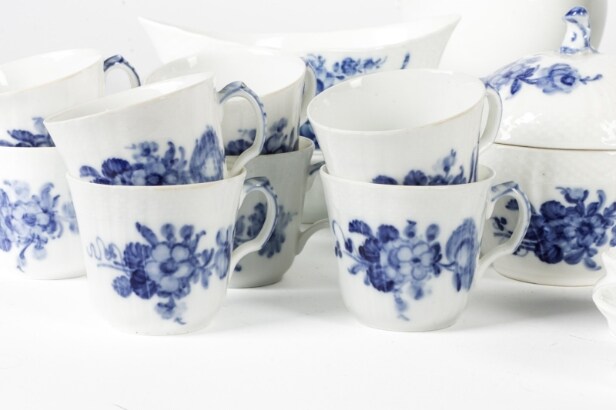 Royal Copenhagen.  'Blå Blomst'.  Service af porcelæn ( 72)