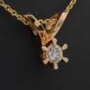 Solitaire brillantvedhæng med brillant på ca. 0.18 ct.  af 14 kt. guld, dertil en kæde af forgyldt sterling sølv
