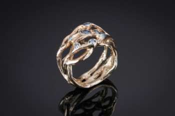 Blasild og Ring- Ring af guld med blå diamanter