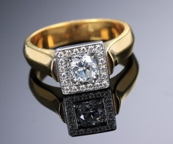 Moderne brillantring af 18 kt. guld og hvidguld, i alt ca. 0.70 ct. H-VS