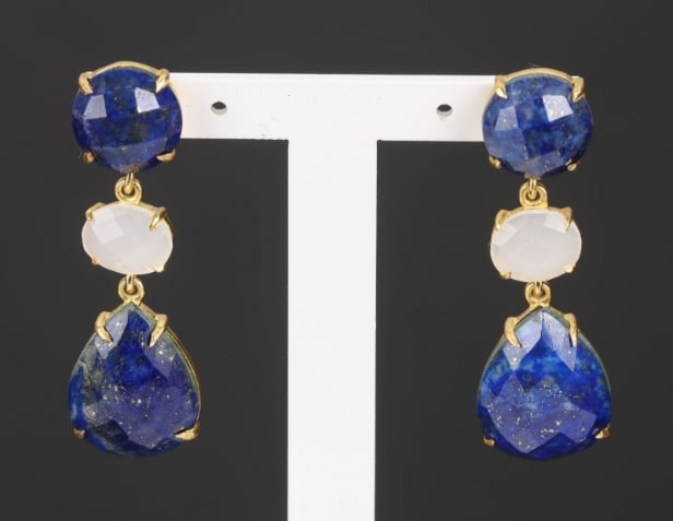 A pair of gold-plated sterling silver earrings with lapis lazuli and white agate (2)