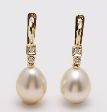 South sea pearl earrings in 14kt yellow gold with brilliant cut diamonds 0.07ct