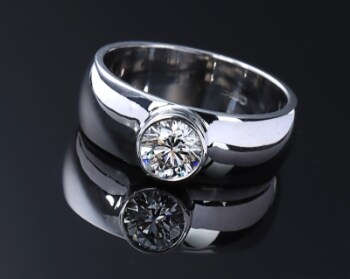Moderne brillant-solitairering af 18 kt. hvidguld på ca. 1.02 ct. London 2003