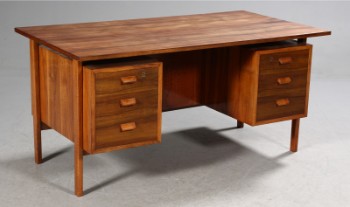 Dansk møbelproducent. Fritstående skrivebord, nøddetræ
