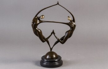 Bronzeskulptur forestillende to personer