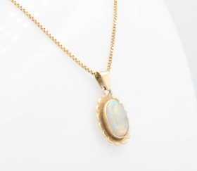 Opal pendant with necklace of 14 kt