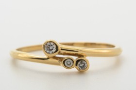 Ring med 3 brillanter, ca. 0.06 ct. 14 kt. guld. Str. 54